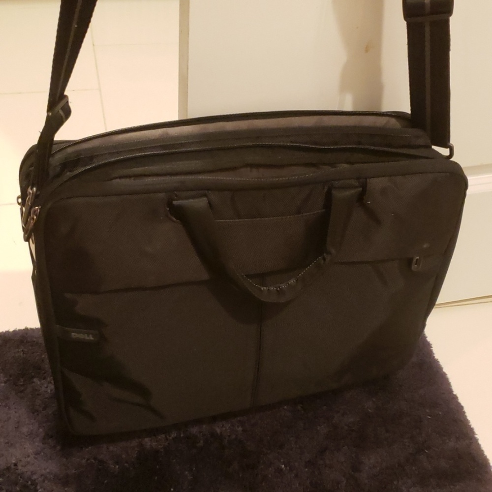 Black dell lap top bag.